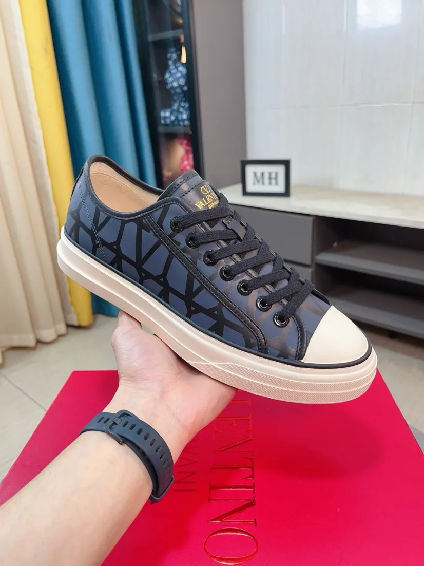 Men's shoes 💰500🌸🌸[Valentino] Couple model, official website 1:1 replica, fashionable casual men's shoes 🔜The upper is made of imported high-quality original special upper sheepskin lining, the upper foot is very stylish, personalized fashionable rubber wear-resistant outsole, size: 35-44 (45 can be customized)